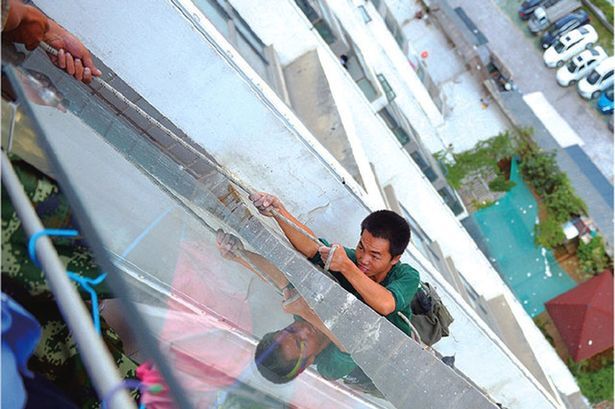 Bé trai cắt dây an toàn, công nhân treo lơ lửng giữa trời