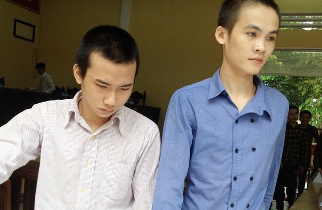 2 thanh niên chở bạn gái ra lò gạch cưỡng hiếp rồi dọa giết