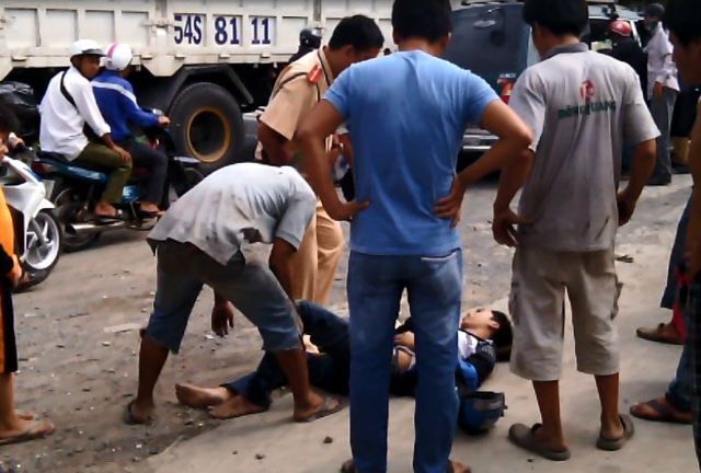 Xe tải của CSGT cuốn 2 xe máy vào gầm, 3 người nhập viện