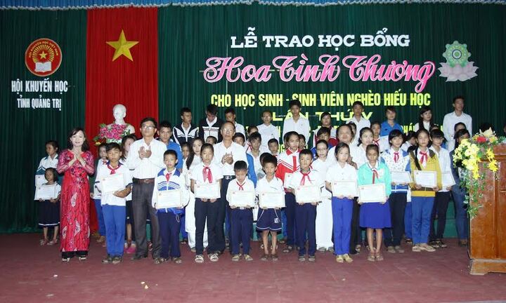 Trao 165 suất học bổng cho học sinh, sinh viên nghèo hiếu học
