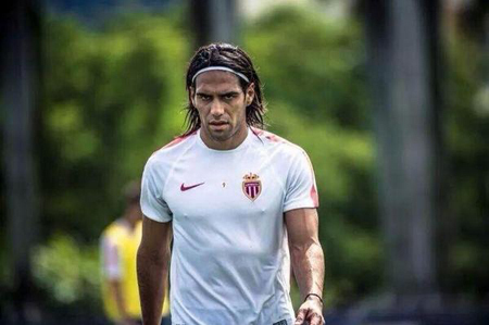 Falcao đến M.U: Rooney, Van Persie phải hy sinh vị trí