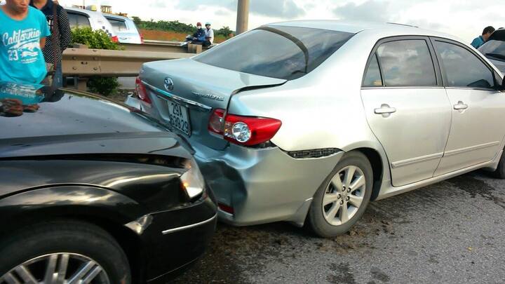 Hà Nội: 5 xe đâm nhau liên hoàn trên đường cao tốc trên cao