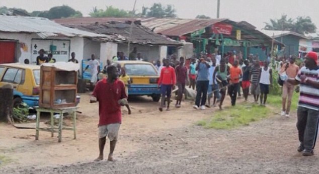 Bệnh nhân Ebola bỏ trốn ra chợ... kiếm thức ăn gây hỗn loạn