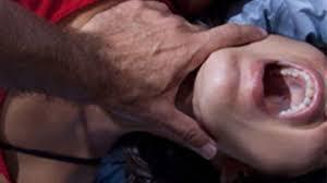 Chồng trọng thương khi cứu vợ bị hiếp dâm