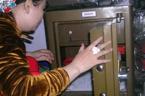 Truy xét vụ trộm tiền tỉ bí ẩn