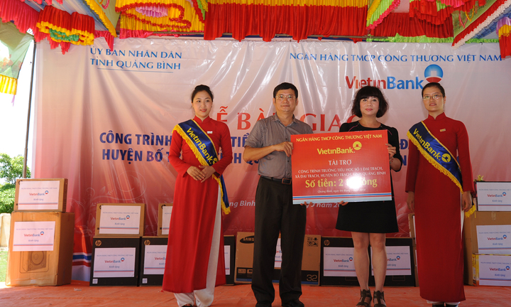 Học sinh Đại Trạch nhận trường mới nhân dịp khai giảng