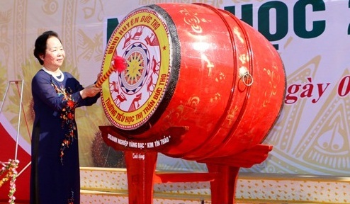 Phó Chủ tịch nước dự lễ khai giảng tại trường tiểu học ở Hà Tĩnh