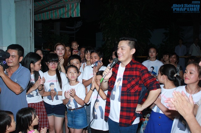 Lam Trường dẫn các thí sinh Giọng Hát Việt Nhí đi từ thiện