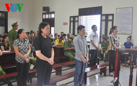 Bị tuyên án tử hình, bị cáo lao đầu vào tường đòi tự tử