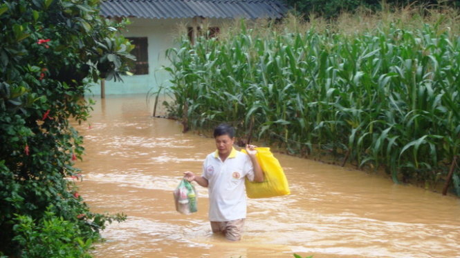 Mưa lớn, thị trấn Đồng Xoài bị ngập nặng