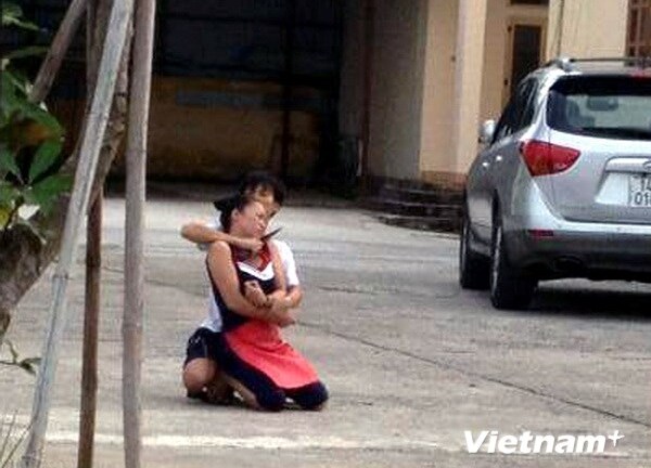 Giải cứu nữ chủ quán bị bắt làm con tin để khống chế công an