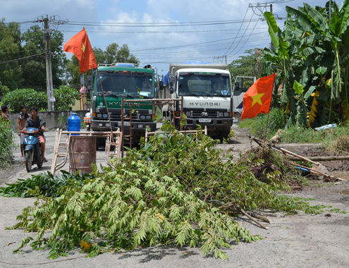 Dân rào đường chặn đoàn xe ben