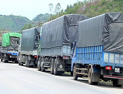 Cảnh sát gây tắc đường để chặn bắt đoàn xe quá tải