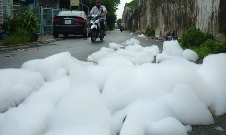 TP HCM: Dân hoang mang vì bọt
