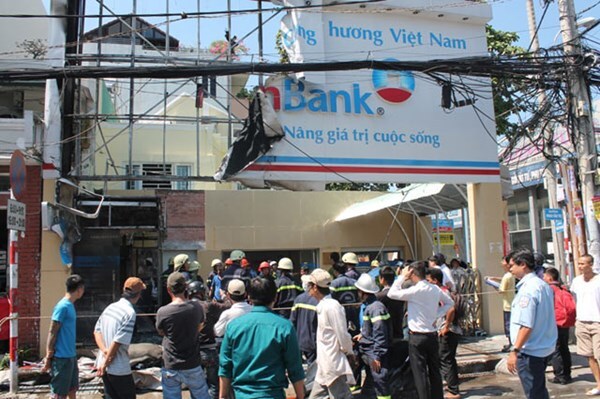 Cháy lớn tại ngân hàng, 4 xe máy cùng trụ ATM trơ khung