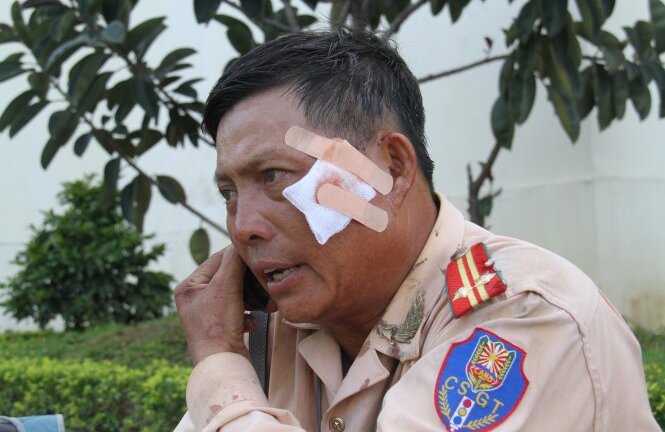 Vi phạm luật giao thông còn rút dao dọa cảnh sát 