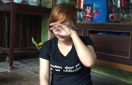 Cô gái bị ép khỏa thân, uống thuốc lắc