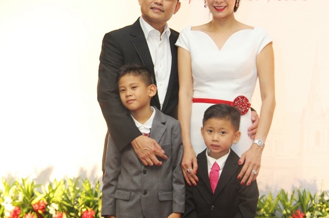 Hoa hậu Hà Kiều Anh sang trọng, rạng rỡ bên chồng con