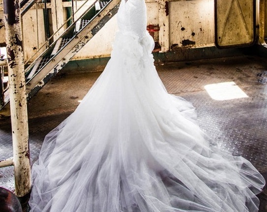 Lệ Quyên làm cô dâu sang trọng, quyến rũ dưới bến phà