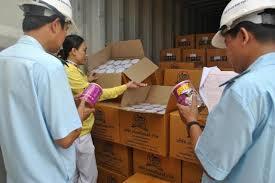 Phát hiện hàng ngàn hộp sữa bột đội lốt phế liệu 