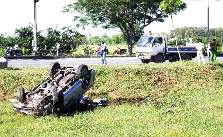 Xế hộp lật úp xuống ruộng, cả gia đình bác sĩ và tài xế chết ngạt