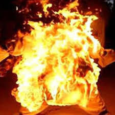 Sau 8 năm vợ chết do bom xăng, chồng tẩm xăng tự thiêu