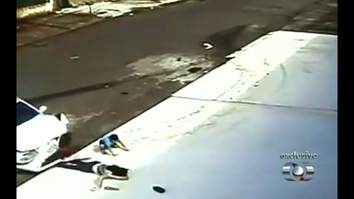 Những pha thoát chết thần kỳ của những em bé dưới bánh xế hộp