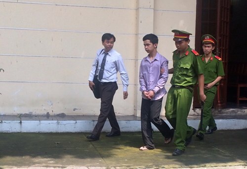 Bị ba đánh, thiếu nữ bỏ nhà đi bị bạn hàng xóm hiếp dâm