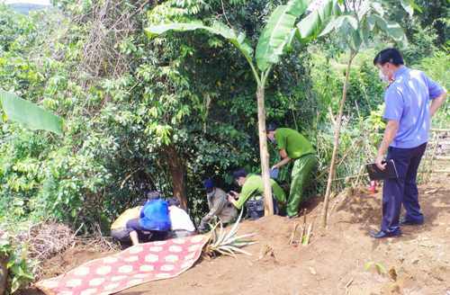 Kinh hoàng phát hiện xác người đang phân hủy bên bờ suối