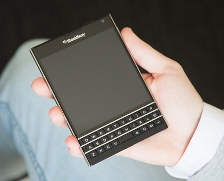 BlackBerry Passport vuông vức nổi bật so với smartphone thường