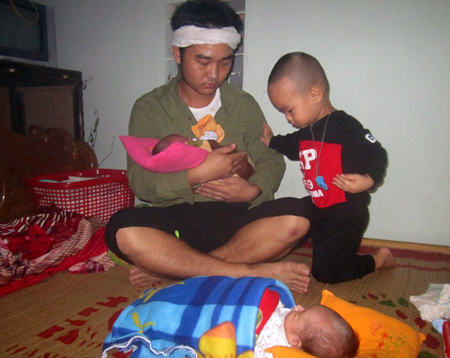 Xót xa hai đứa trẻ sinh đôi 5 ngày tuổi mất mẹ