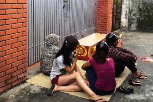 Đặt quan tài trước nhà đòi lại tiền “chạy án”
