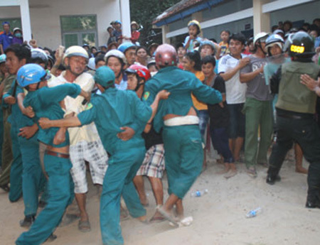 Hàng ngàn người vây bắt một ô tô vì nghi bắt cóc trẻ con