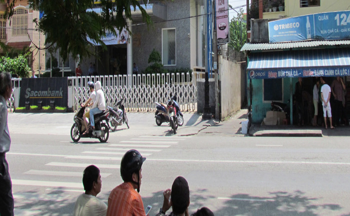 Khống chế con tin: Vì sao đối tượng được giả gái rời hiện trường?