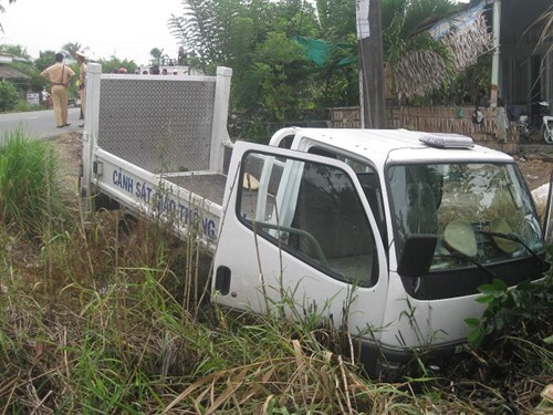 Xe CSGT tông nữ sinh lớp 9 nguy kịch rồi lao xuống ruộng