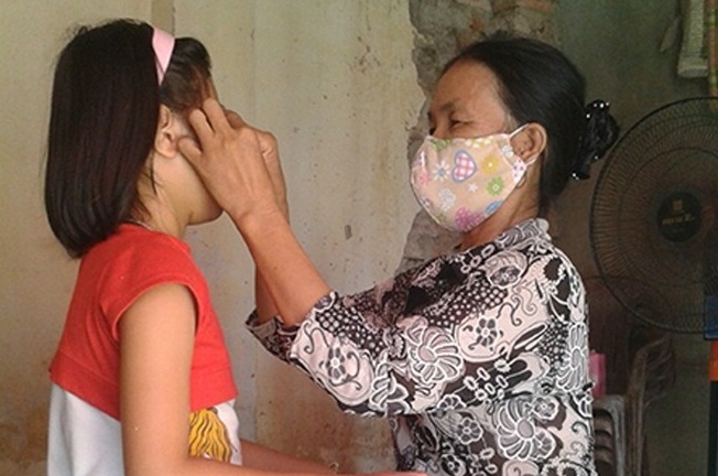 Thầy lang chữa cận thị bằng cách... chọc gai vào mắt