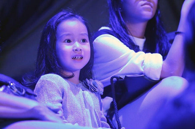 Con gái Lưu Hương Giang - Hồ Hoài Anh xinh xắn ủng hộ bố mẹ