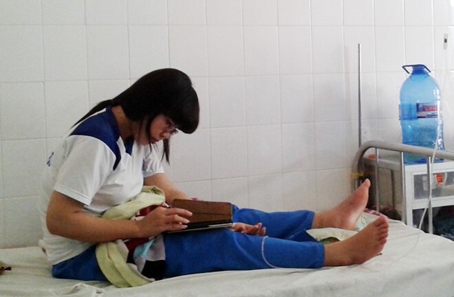 Hai nữ sinh miền Tây bị rắn độc cắn trong đêm