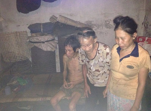 Mẹ già 90 vật lộn nuôi hai con tâm thần