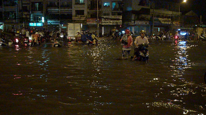 TP HCM Mưa lớn, đường phố biến thành sông 