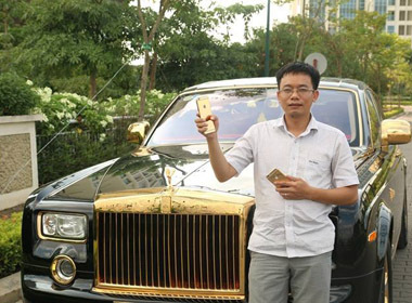 Đại gia bí ẩn sở hữu Iphone và Rolls Royce mạ vàng