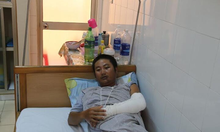 Cán bộ giám sát công trường bị côn đồ hành hung dã man