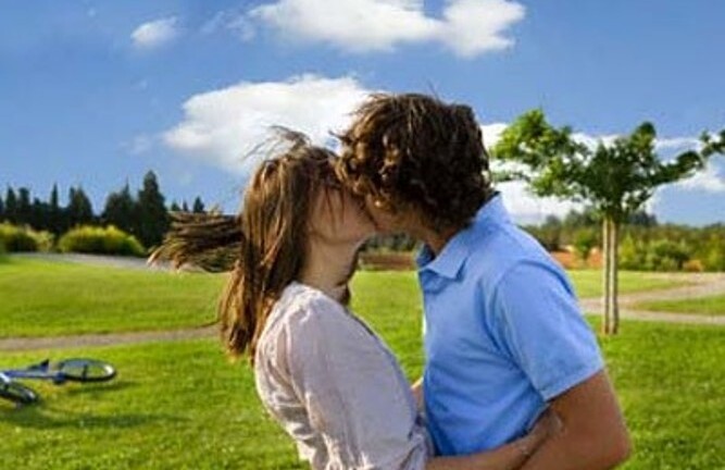 Chồng đi tu nghiệp, vợ ngoại tình với bạn thân