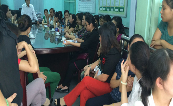 Hàng trăm phụ huynh phản đối nữ hiệu trưởng ngày đầu bổ nhiệm