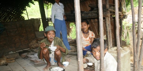 Chuyện buồn ở nơi đổi con bò, đổi xe máy lấy chai rượu