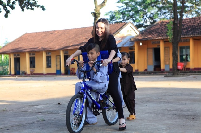 Cận cảnh cuộc sống 18 đứa con của Phi Nhung 