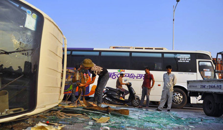  Xe chở kính “ăn vạ” trên cầu Vĩnh Tuy