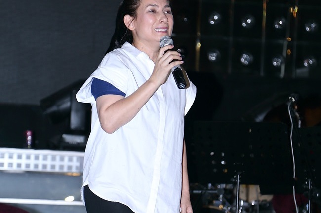 Phi Nhung khóc nức nở khi tập liveshow