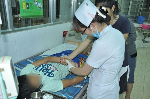 Cấp cứu một học sinh bị đâm thủng âm đạo