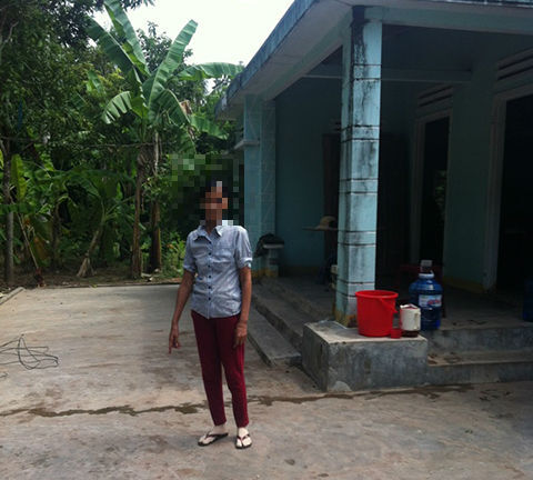 Con say rượu xô mẹ chết thảm trước sân nhà